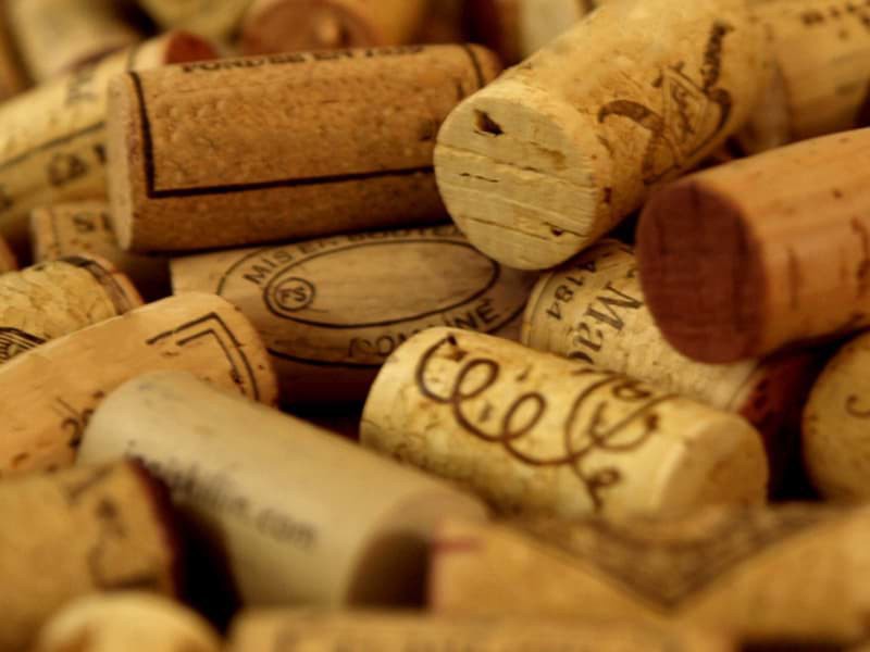 Lợi ích của việc đóng chai rượu vang bằng nút bần/cork là gì?