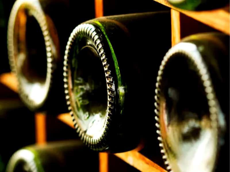 Phần lõm dưới đáy chai rượu rượu vang được thiết kế có tác dụng gì?
