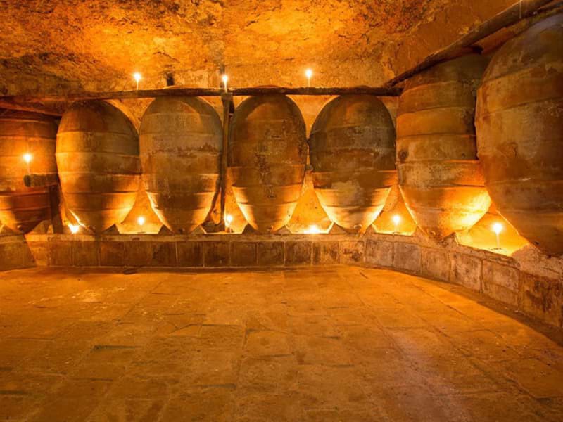 Khám phá hương vị rượu vang được ủ trong thùng Amphora