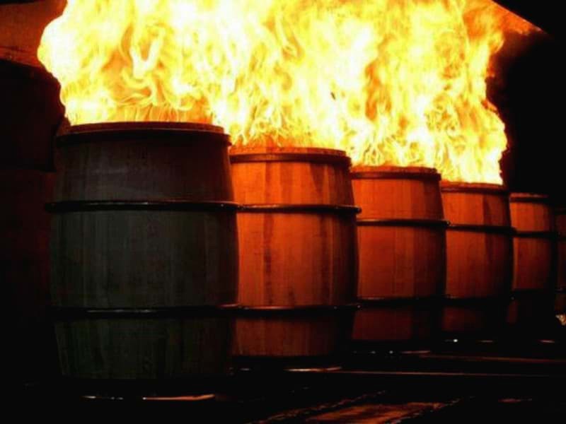 Tại sao thùng ủ rượu whisky lại được đốt nướng?