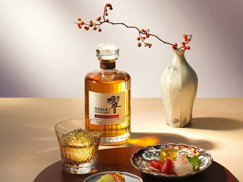 Hibiki Harmony ủ hoàn thiện trong thùng gỗ Sakura