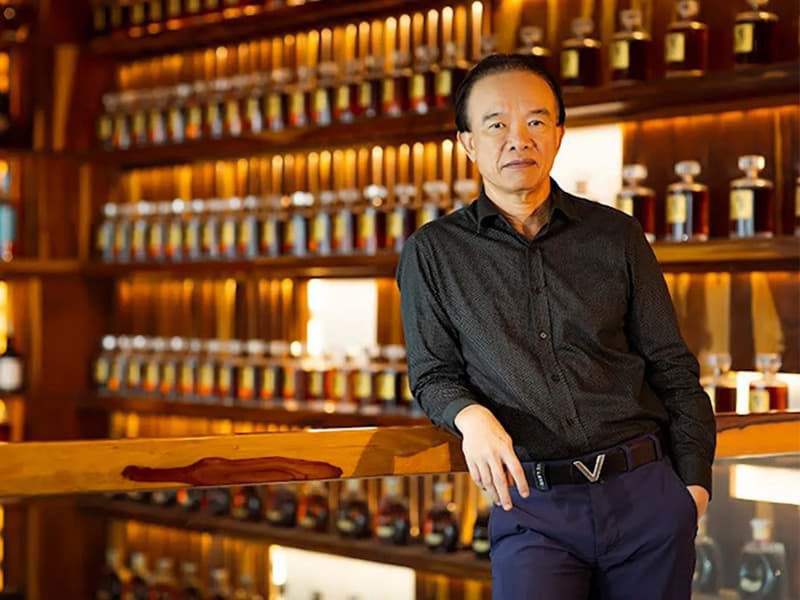 Nguyễn Đình Tuấn Việt – vua rượu mạnh với nhiều kỷ lục Guinness về rượu cổ nhất thế giới