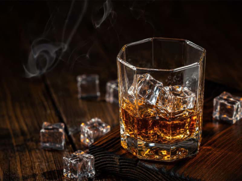 Uống rượu Whisky với đá và uống lạnh