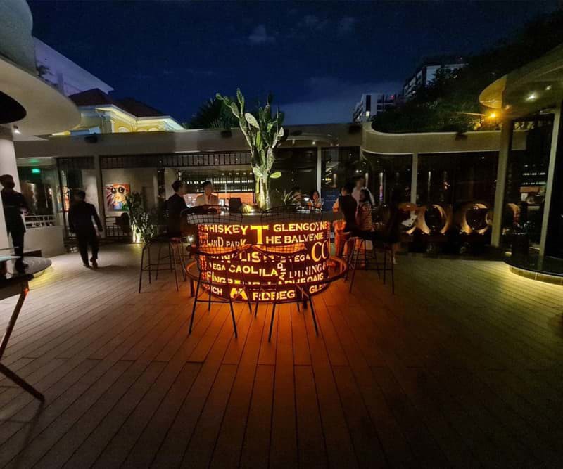 Coco whisky bar khuon vien ngoai